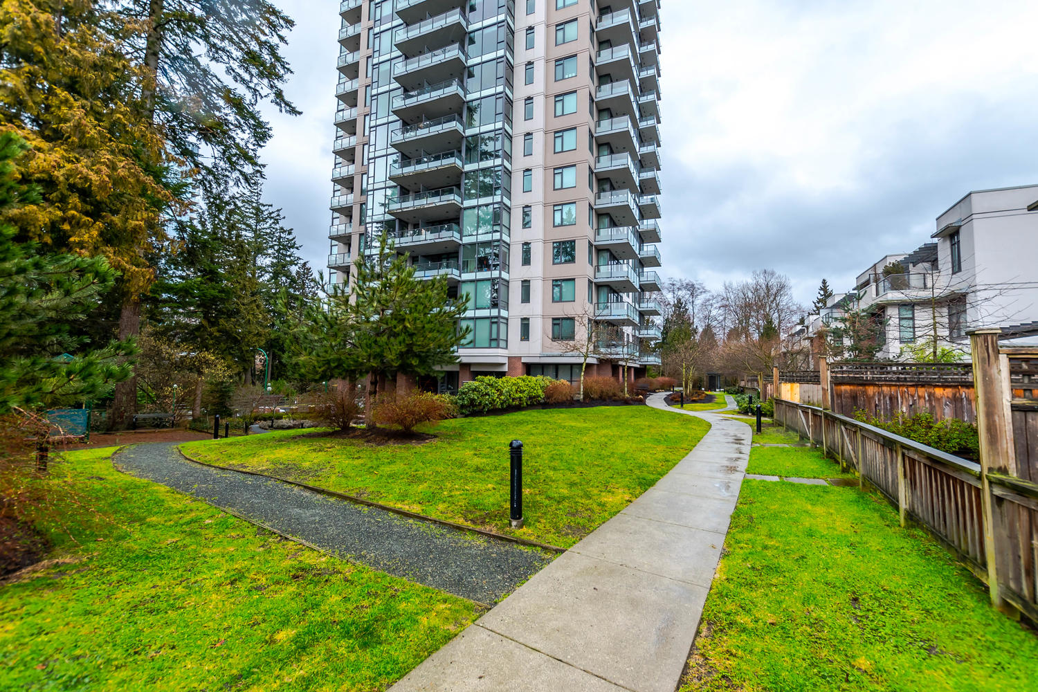 709-7088 18th Avenue Burnaby, BC 4