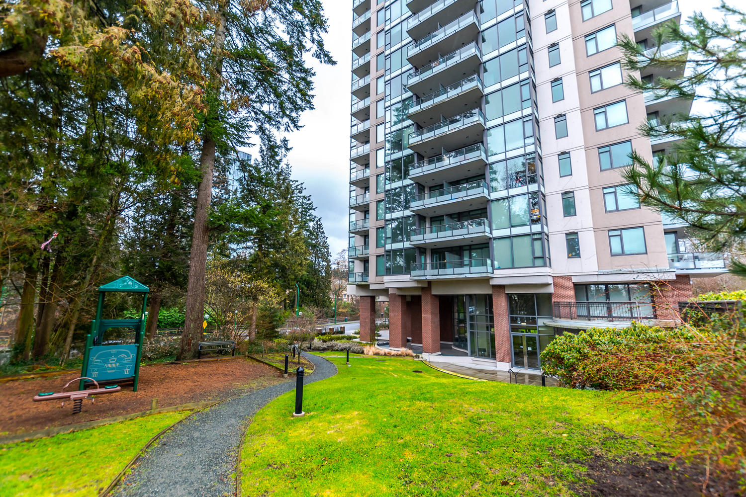 709-7088 18th Avenue Burnaby, BC 5