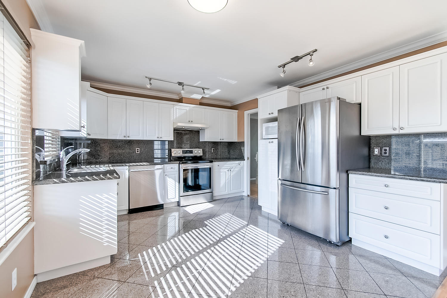 127 SAN ANTONIO PLACE, COQUITLAM 9
