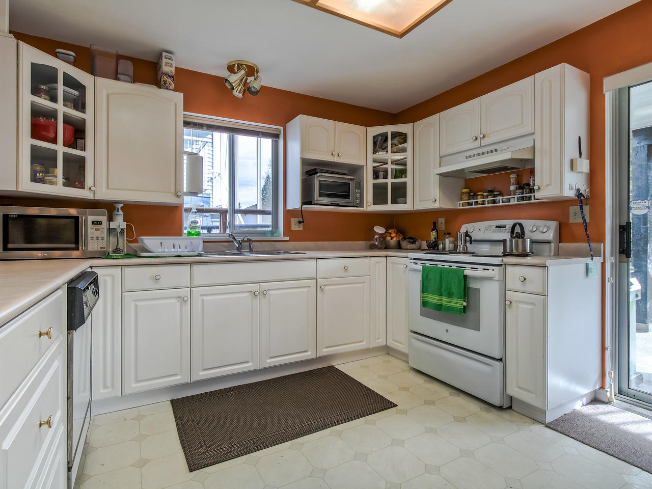 10948 142 St, Surrey 15