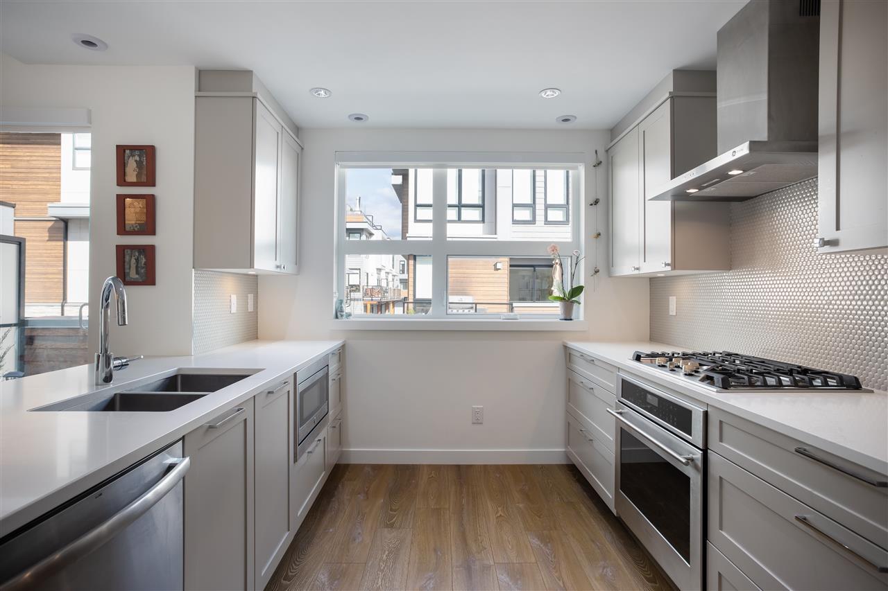 4 856 Orwell St, North Vancouver 3