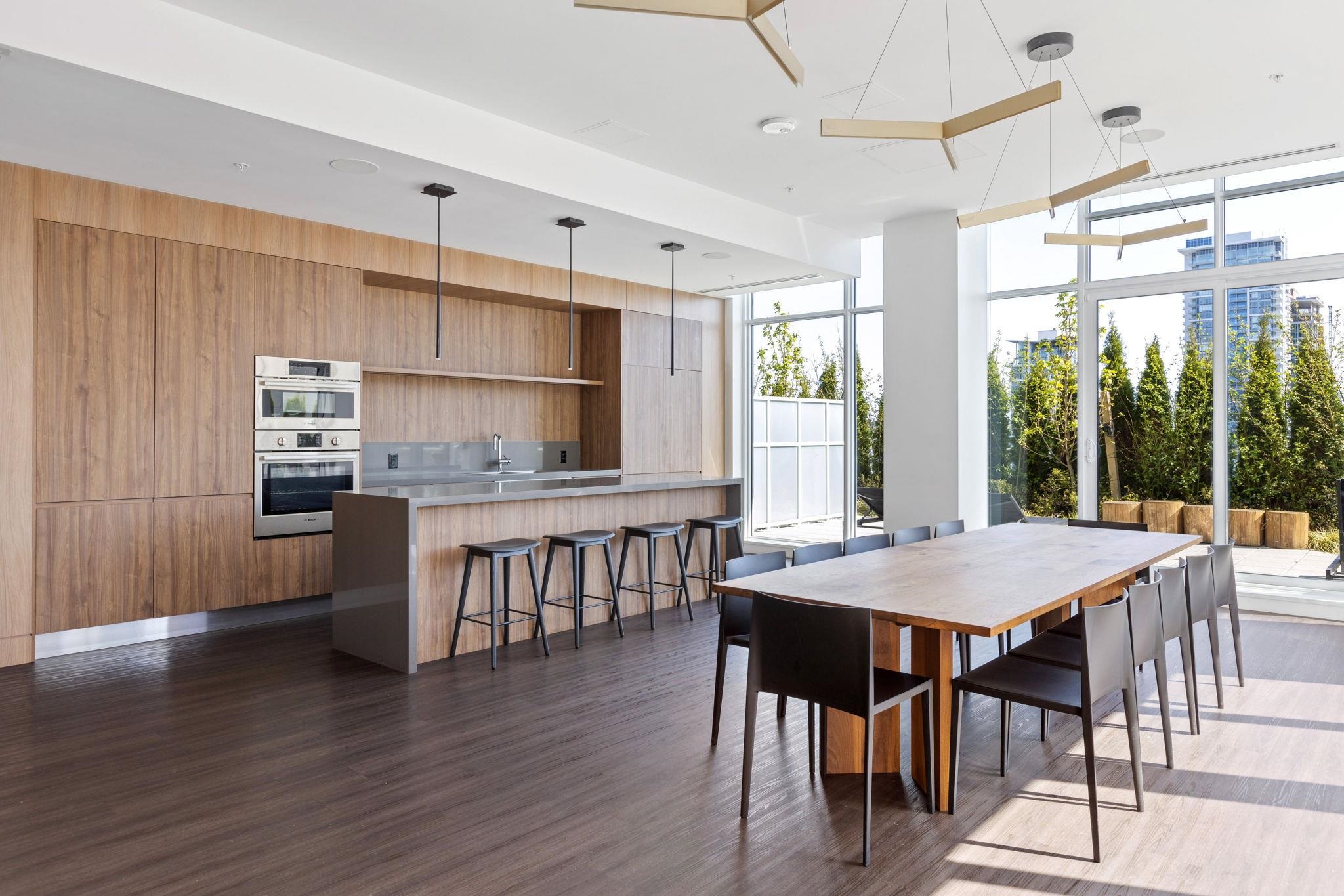 1206 4650 BRENTWOOD BOULEVARD 33