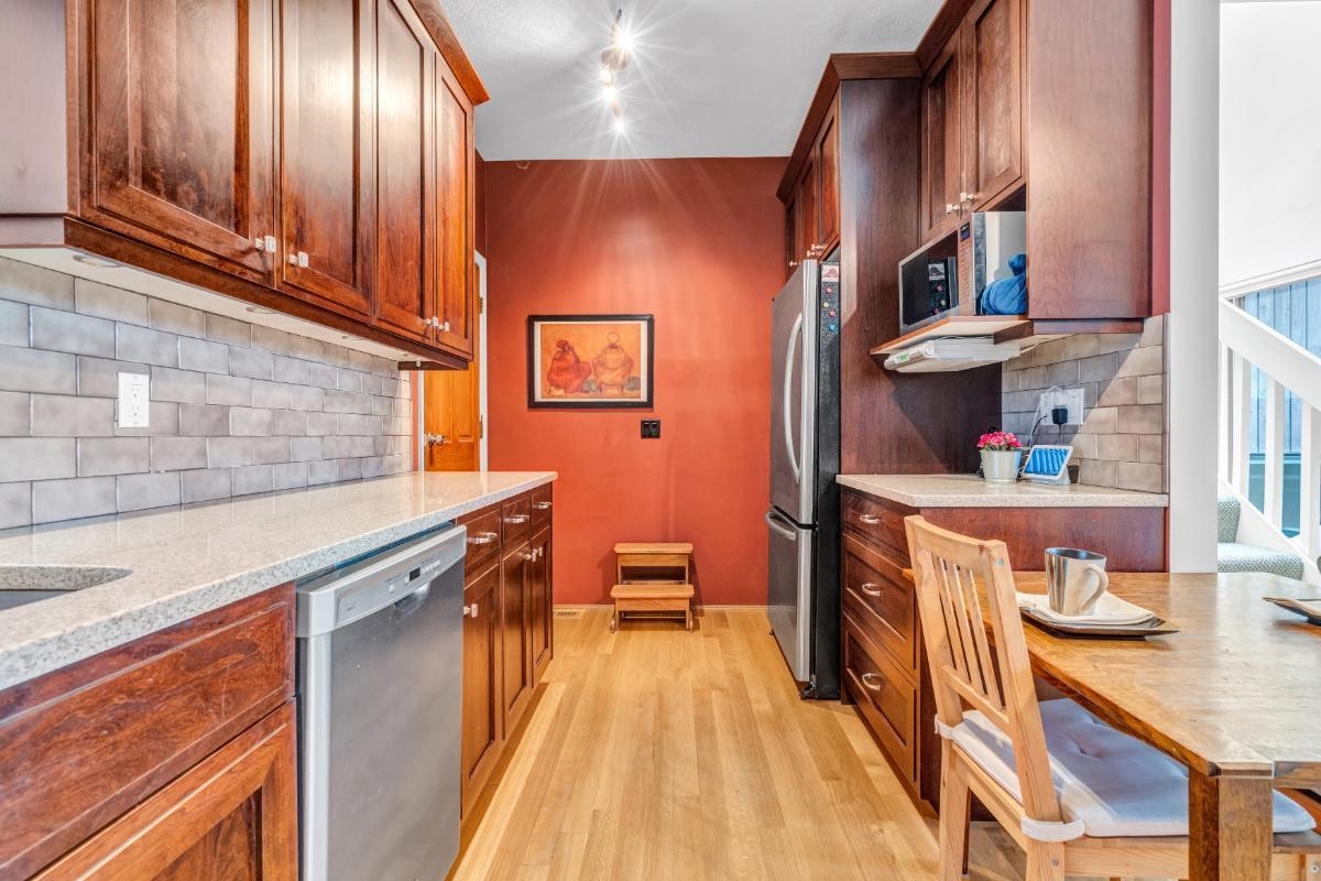 2070 WHYTE AVENUE, VANCOUVER 10