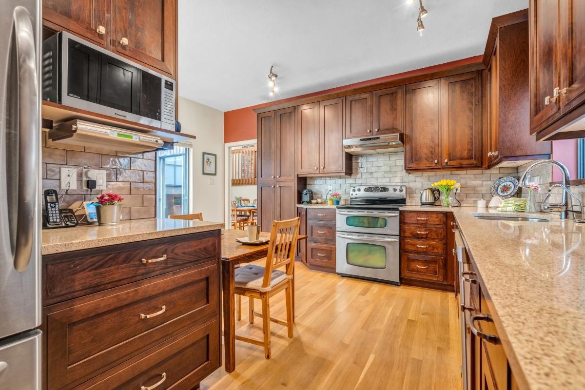 2070 WHYTE AVENUE, VANCOUVER 11