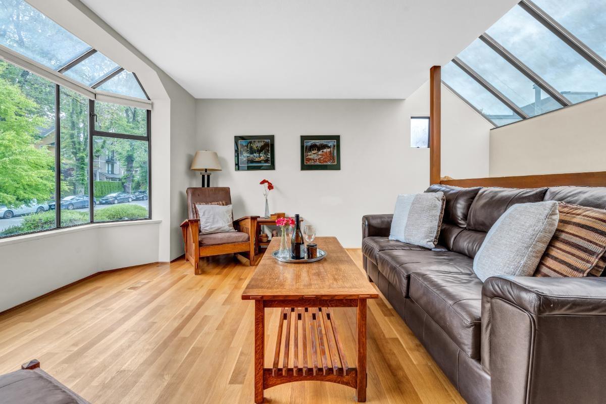 2070 WHYTE AVENUE, VANCOUVER 3