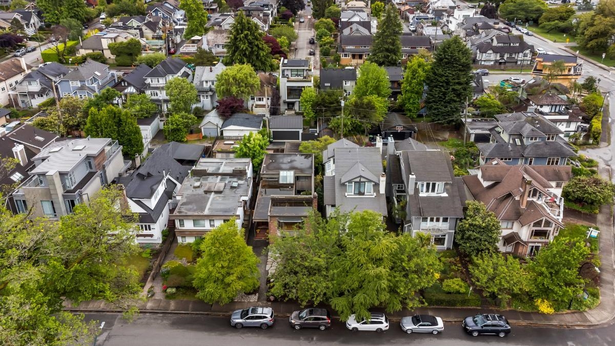 2070 WHYTE AVENUE, VANCOUVER 37