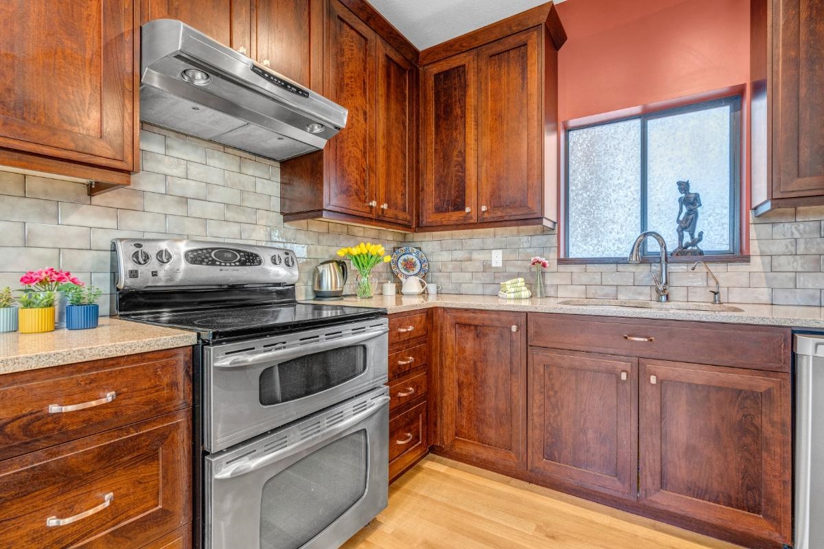 2070 WHYTE AVENUE, VANCOUVER 4