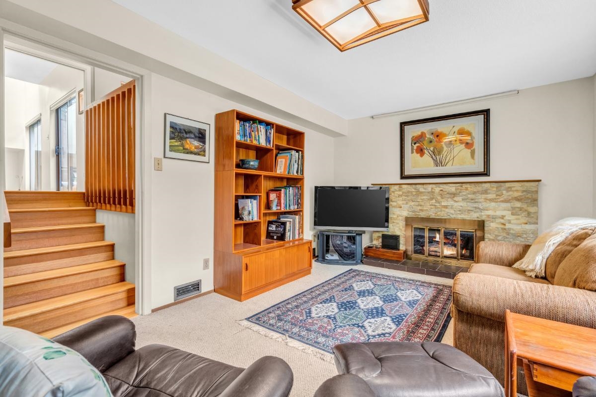 2070 WHYTE AVENUE, VANCOUVER 5