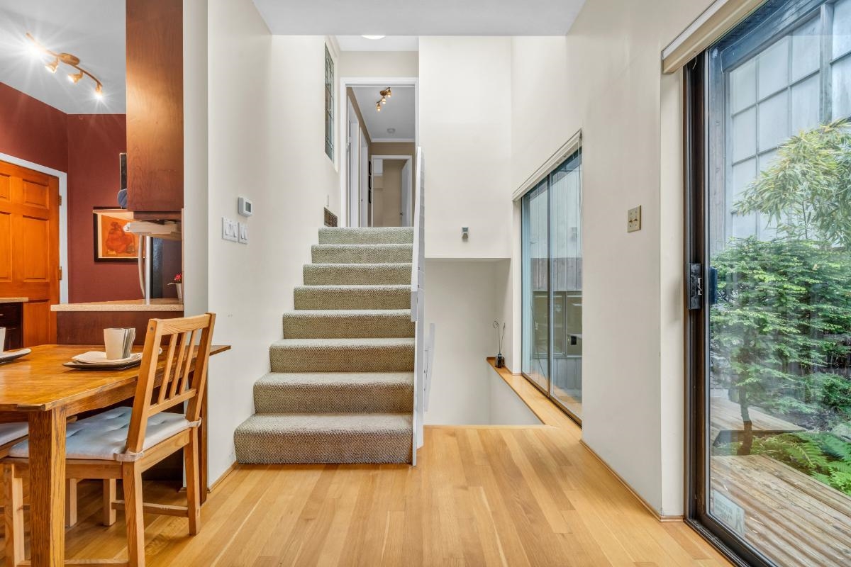 2070 WHYTE AVENUE, VANCOUVER 6