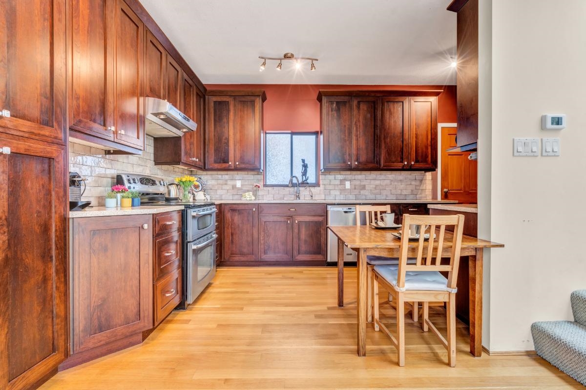 2070 WHYTE AVENUE, VANCOUVER 9