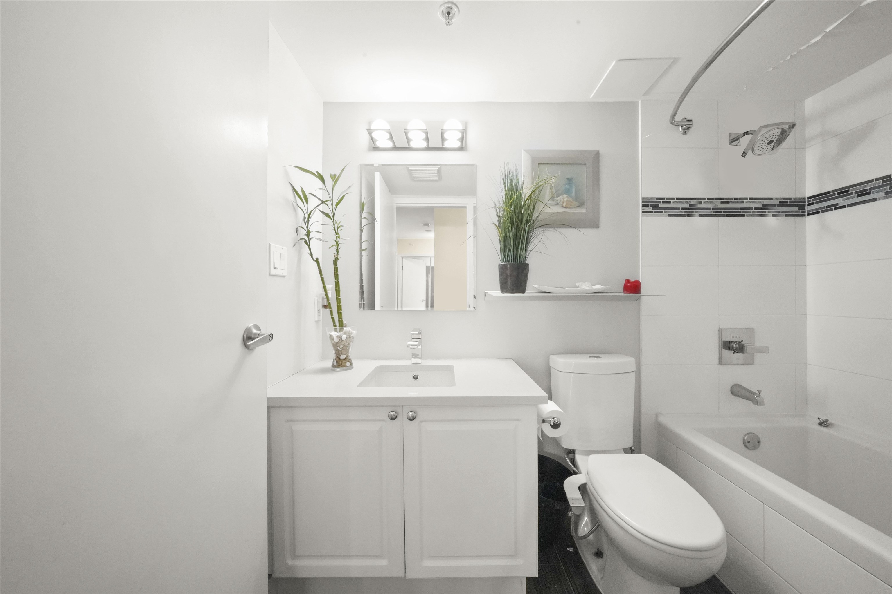 605 488 HELMCKEN STREET 10