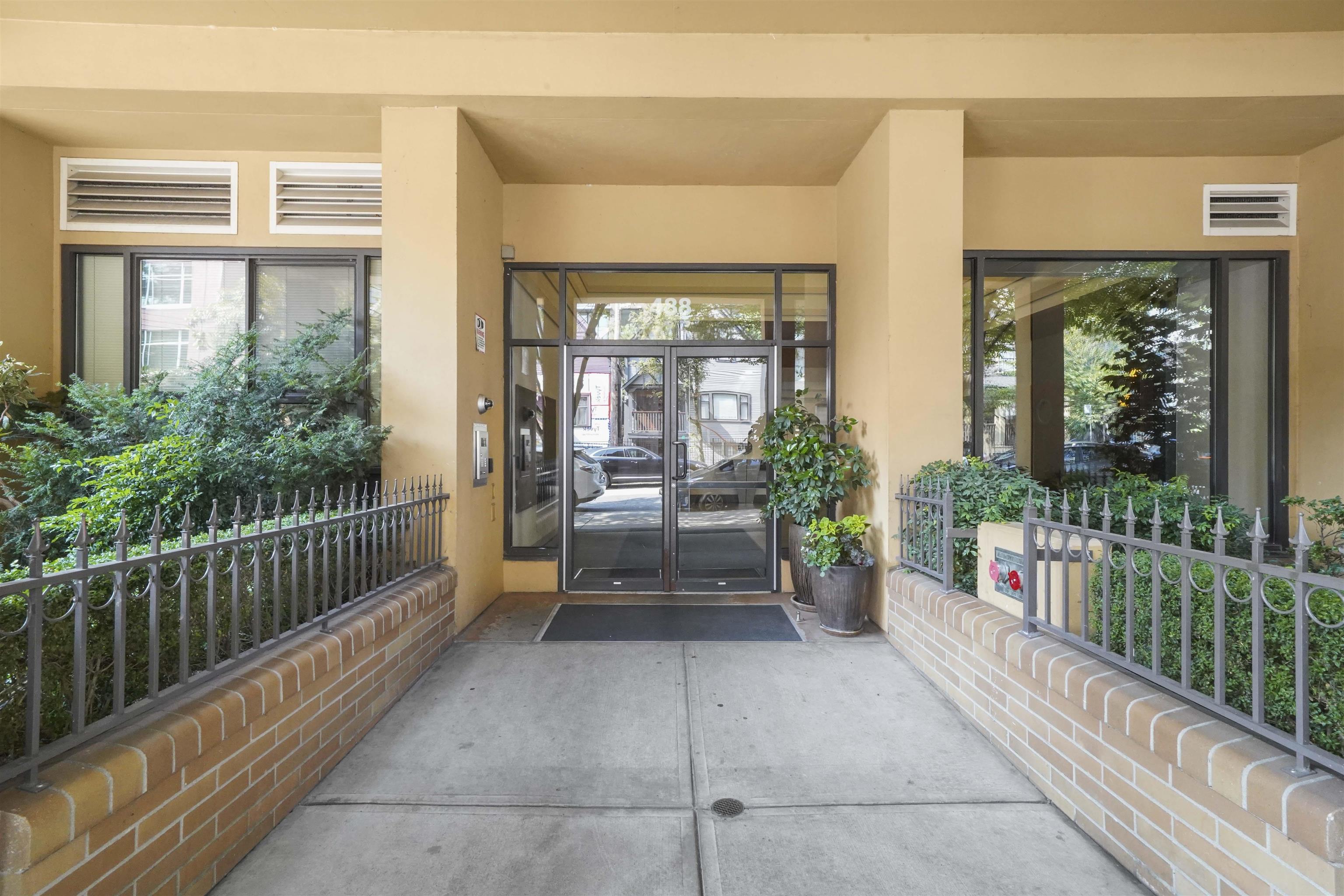 605 488 HELMCKEN STREET 18