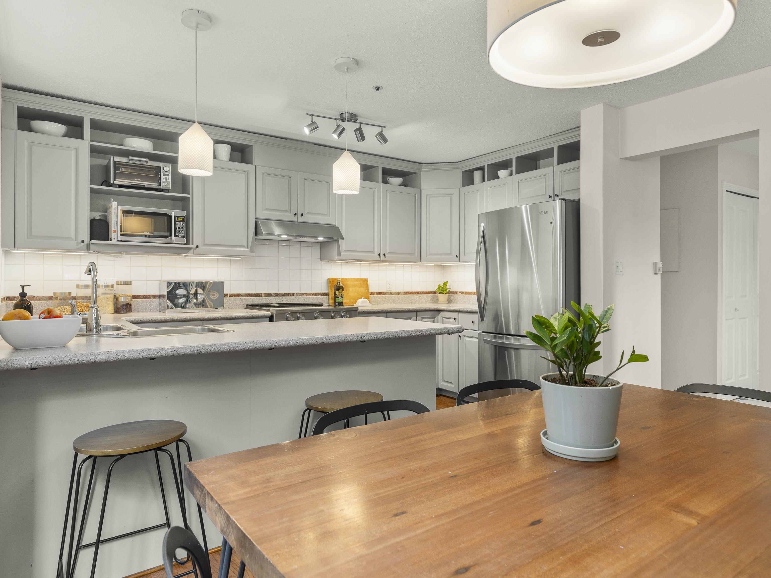 232 W 14TH AVENUE 25